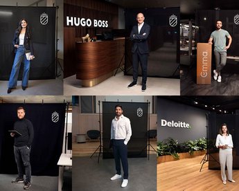 Verschiedene Personen stehen in einem Fotostudio vor schwarzen Hintergründen, einige mit Logos von Unternehmen wie HUGO BOSS und Deloitte. Die Personen tragen unterschiedliche Outfits und posieren in verschiedenen Posen.