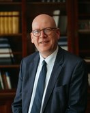 Porträtfoto von Professor Dr. Ulrich Segna