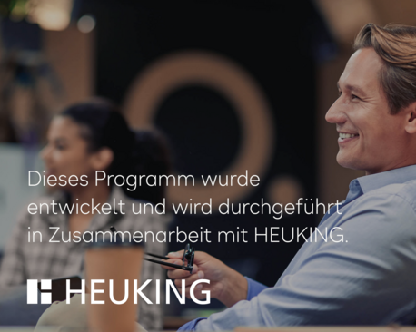 Ein lächelnder Mann sitzt in einem modernen Raum und hält einen Stift, während er an einem Programm arbeitet, das in Zusammenarbeit mit HEUKING entwickelt wurde.