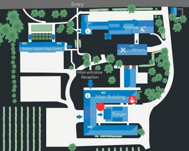 Site plan of an area featuring various buildings, including the main building, reception, and forum, surrounded by green spaces and vineyards. Entrances are marked, and a route is outlined.