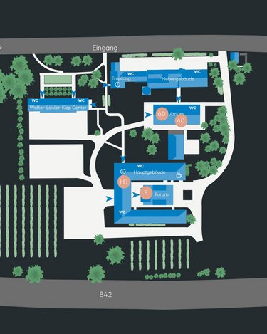Lageplan mit Gebäuden, Eingängen, Toiletten und einem Forum, umgeben von Grünflächen und Weinreben.