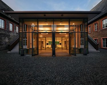 Das neue Forum im Innenhof der EBS Universitaet am Campus Schloss 