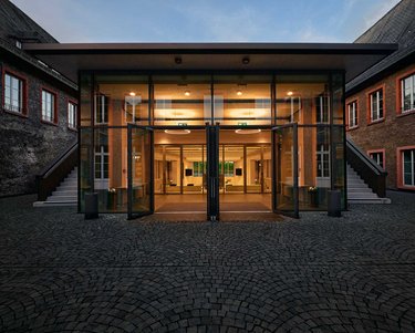Das neue Forum im Innenhof der EBS Universitaet am Campus Schloss 