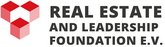 Rot und graue geometrische Formen bilden ein stilisiertes Herz, begleitet von der Schrift "REAL ESTATE AND LEADERSHIP FOUNDATION E.V." in schwarzer Schrift.
