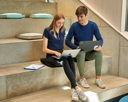 Ein Student und eine Studentin bei der Projektarbeit
