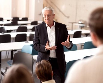 Professor mit Studenten forscht in Instituten, Centern und Labs zu den Kompetenzfeldern