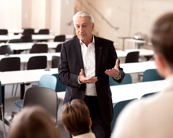 Professor mit Studenten forscht in Instituten, Centern und Labs zu den Kompetenzfeldern