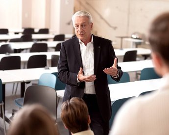 Professor mit Studenten forscht in Instituten, Centern und Labs zu den Kompetenzfeldern