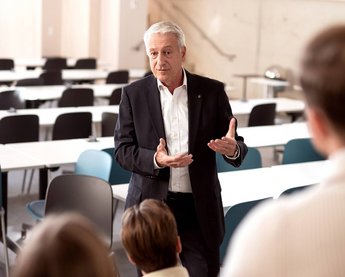 Professor mit Studenten forscht in Instituten, Centern und Labs zu den Kompetenzfeldern