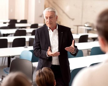 Professor mit Studenten forscht in Instituten, Centern und Labs zu den Kompetenzfeldern