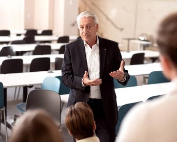 Professor mit Studenten forscht in Instituten, Centern und Labs zu den Kompetenzfeldern