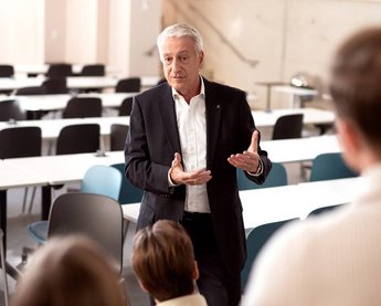 Professor mit Studenten forscht in Instituten, Centern und Labs zu den Kompetenzfeldern