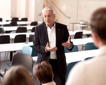 Professor mit Studenten forscht in Instituten, Centern und Labs zu den Kompetenzfeldern