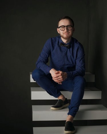 Mann sitzend auf Treppe