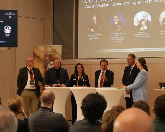 Diskussionsteilnehmer auf einer Bühne bei einer Veranstaltung über europäische Werte und strategische Handlungsansätze.