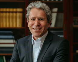 Porträtfoto von Professor Dr. Sven Henkel