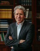 Porträtfoto von Professor Dr. Sven Henkel