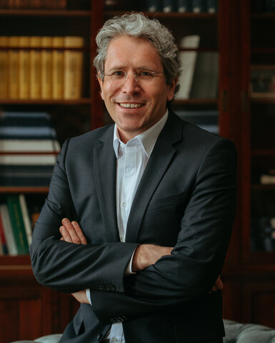 Porträtfoto von Professor Dr. Sven Henkel
