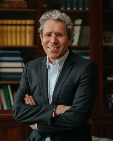 Porträtfoto von Professor Dr. Sven Henkel