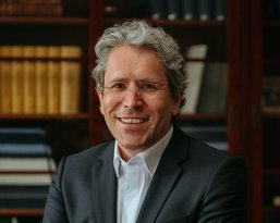 Portrait photo of Professor Sven Henkel