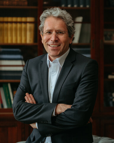 Portrait photo of Professor Sven Henkel