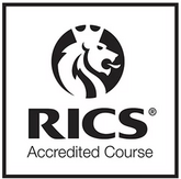 RICS-Logo mit einem Löwenkopf und der Aufschrift "Accredited Course". Das Design ist in Schwarz-Weiß gehalten und zeigt eine stilisierte Darstellung des Löwen.