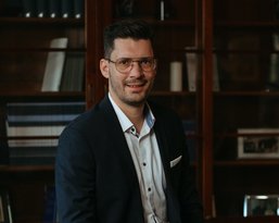 Portrait photo of Professor Simon Dato