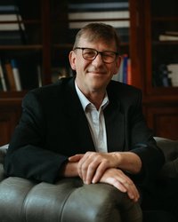 Porträtfoto von Dr. Marcus Kreikebaum