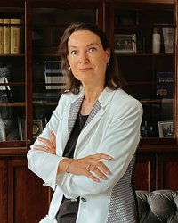 Portrait photo of Professor Diane Robers