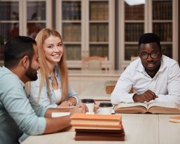 EBS Studierende im Hörsaal bei der Gruppenarbeit