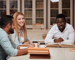 EBS Studierende im Hörsaal bei der Gruppenarbeit