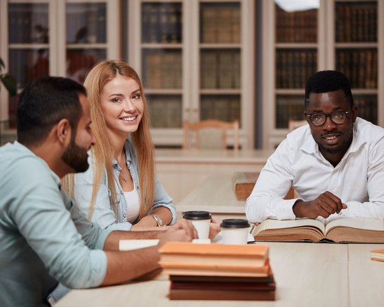 EBS Studierende im Hörsaal bei der Gruppenarbeit